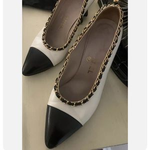 Chanel Chain link Embellished Spectator pumps 9